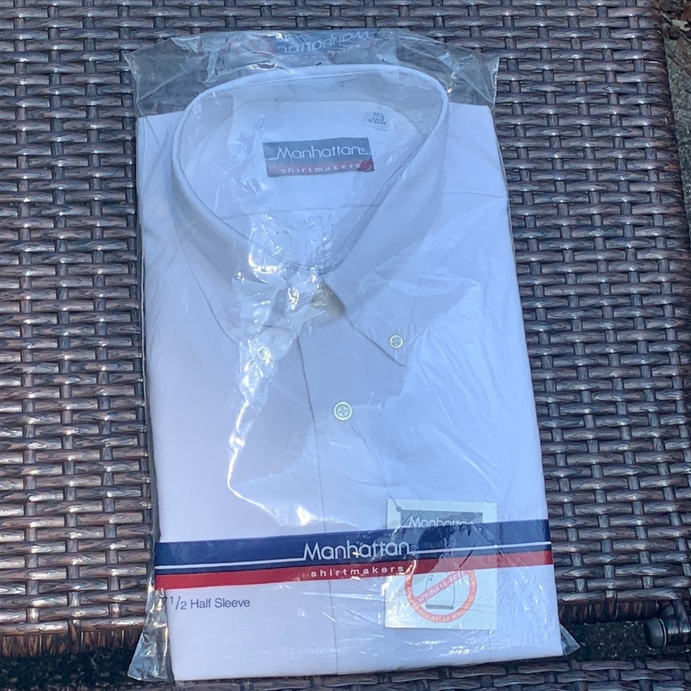 NWT Mens button down short sleeve top. Casual or business